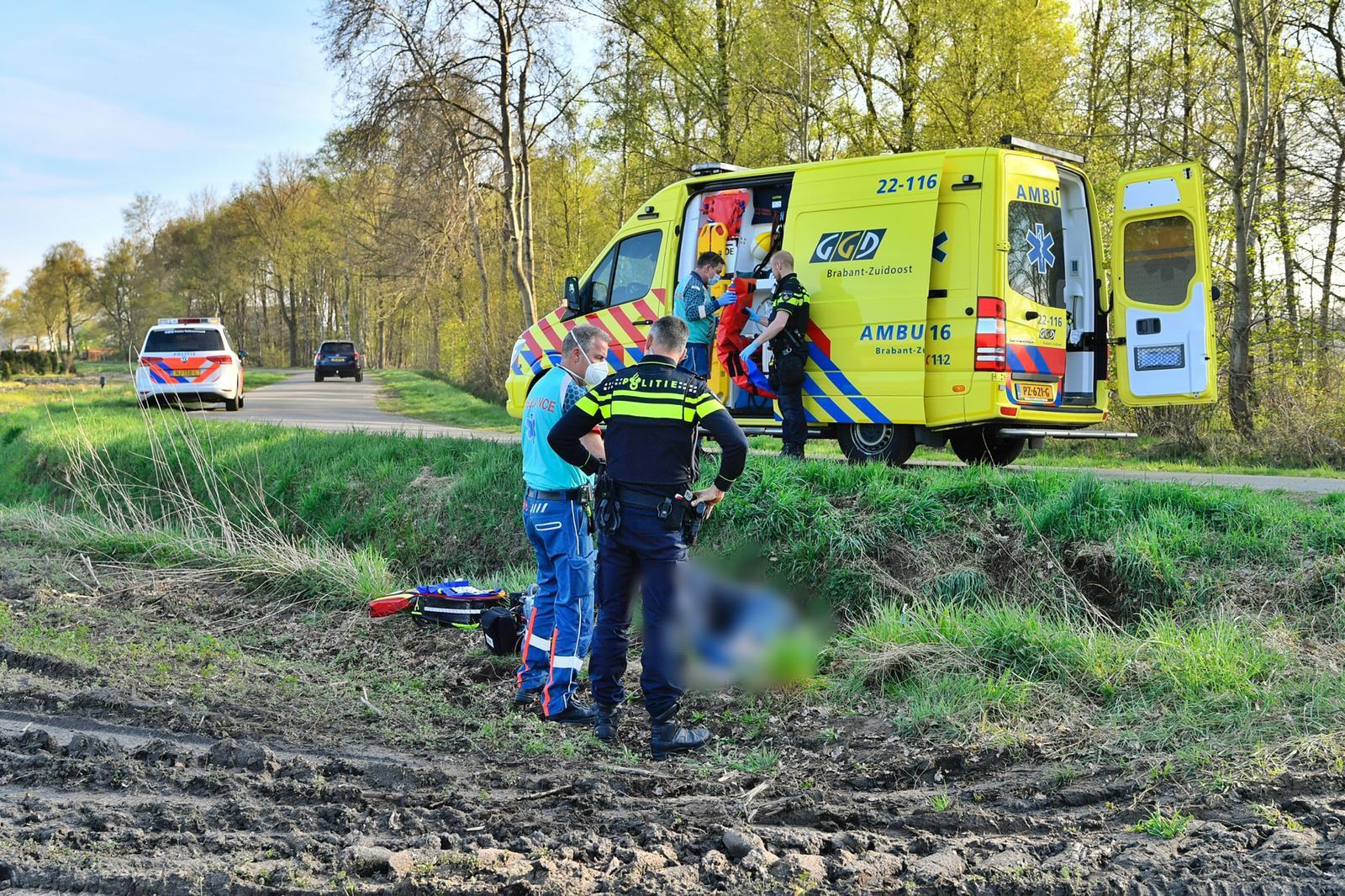 Motorrijder Glijdt Uit, Belandt In Sloot En Breekt Been In Va ...