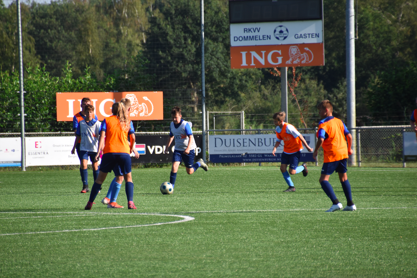 Voetbalschool Bij RKVV Dommelen Laat Jonge Voetballertjes Ver ...