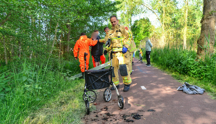Oudere man valt met rollator in sloot in Valkenswaard, brandweer haalt hem eruit