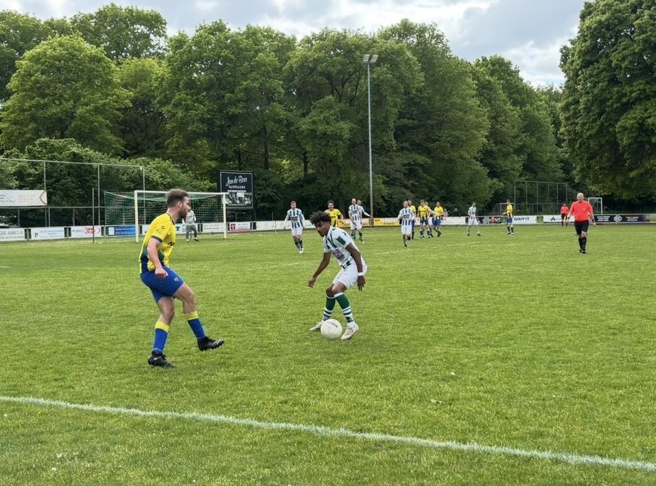 Voetbalrollercoaster bij SV Valkenswaard: verdediger kopt gelijkmaker binnen in knotsgekke wedstrijd