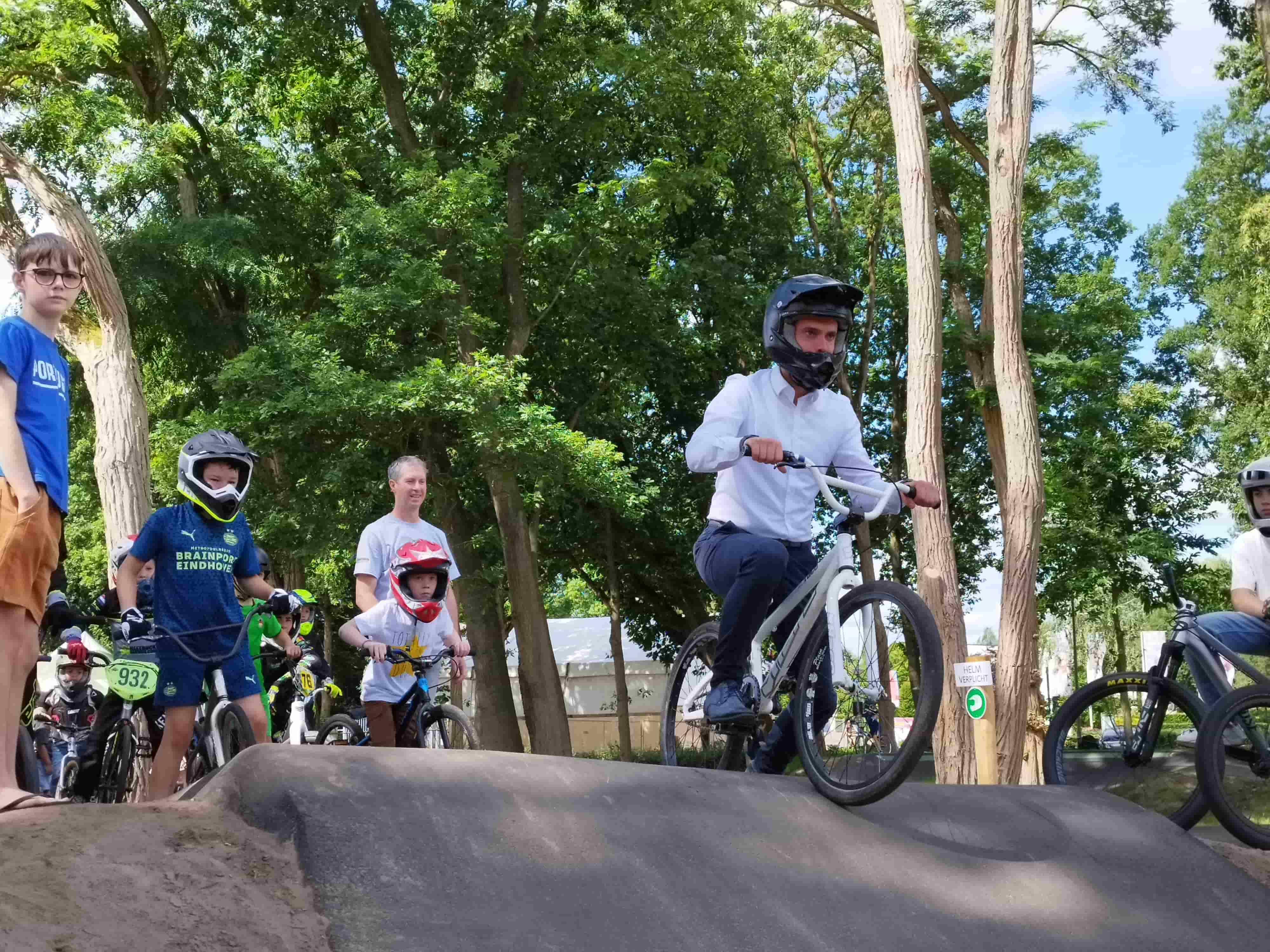 Pumptrack in Valkenswaard officieel geopend: 'In no-time hadden we 580 handtekeningen'